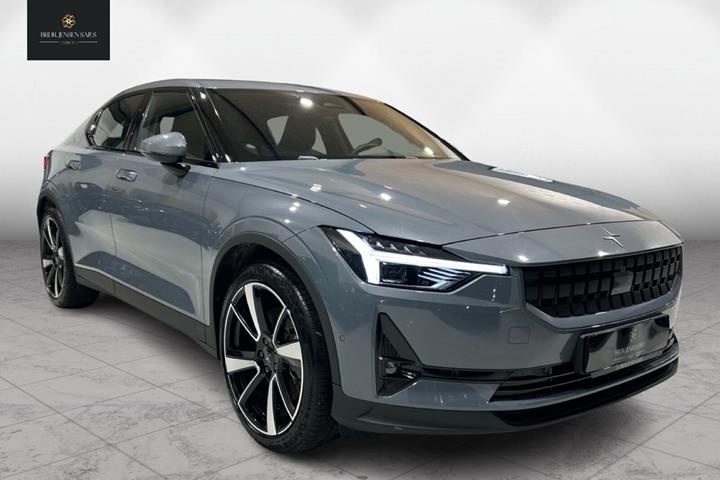 Grå Polestar 2 fra 2022 set udefra
