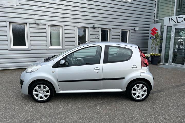 Sølv Peugeot 107 fra 2012