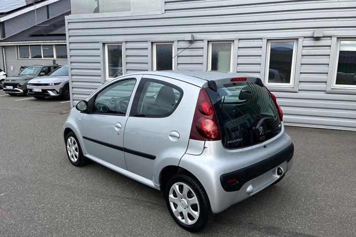 Sølv Peugeot 107 fra 2012