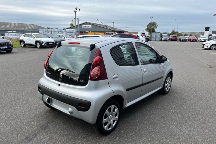 Sølv Peugeot 107 fra 2012