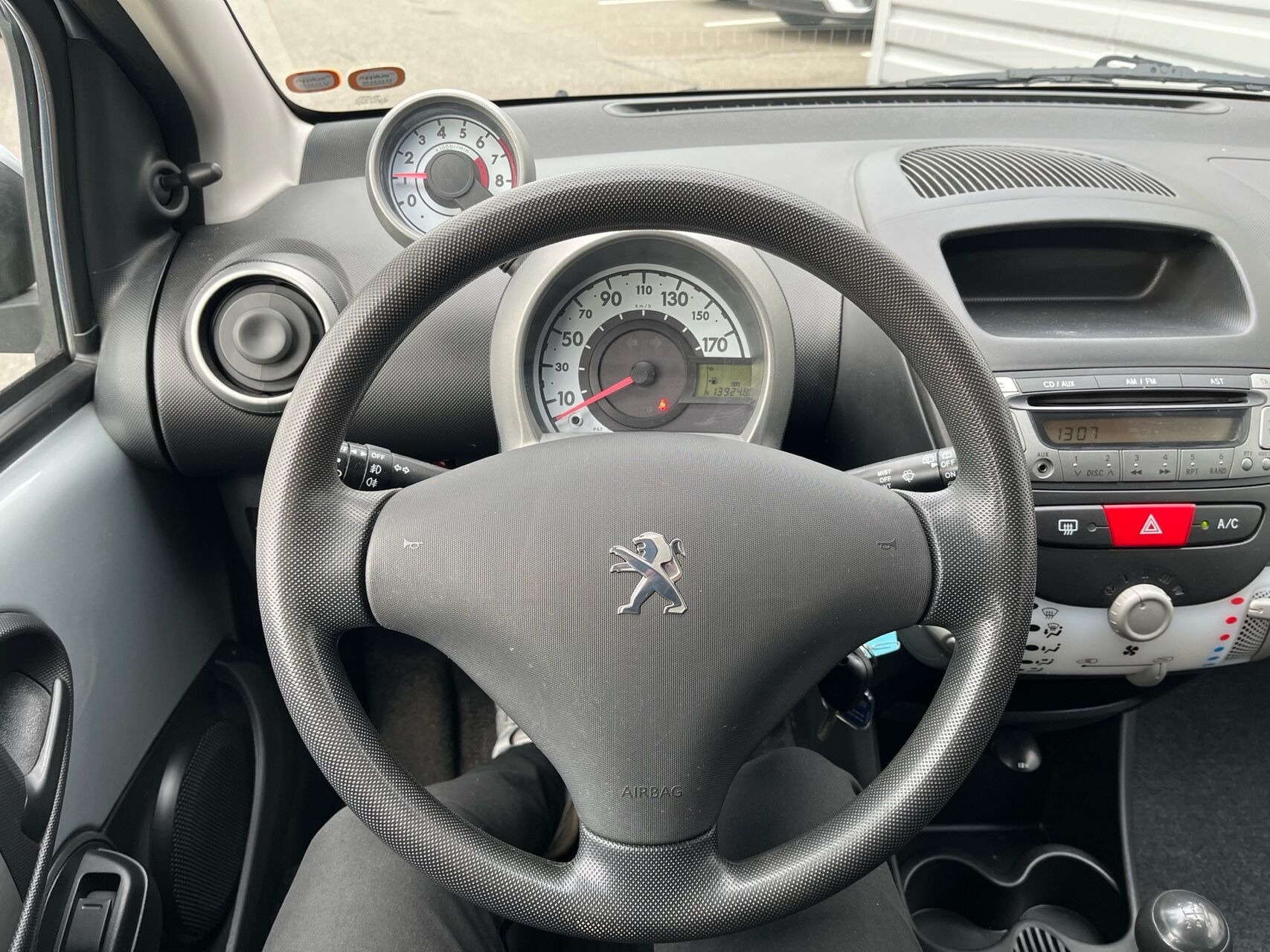 Sølv Peugeot 107 fra 2012
