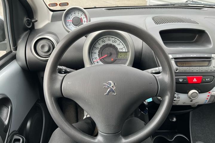 Sølv Peugeot 107 fra 2012