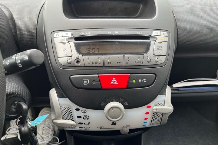 Sølv Peugeot 107 fra 2012