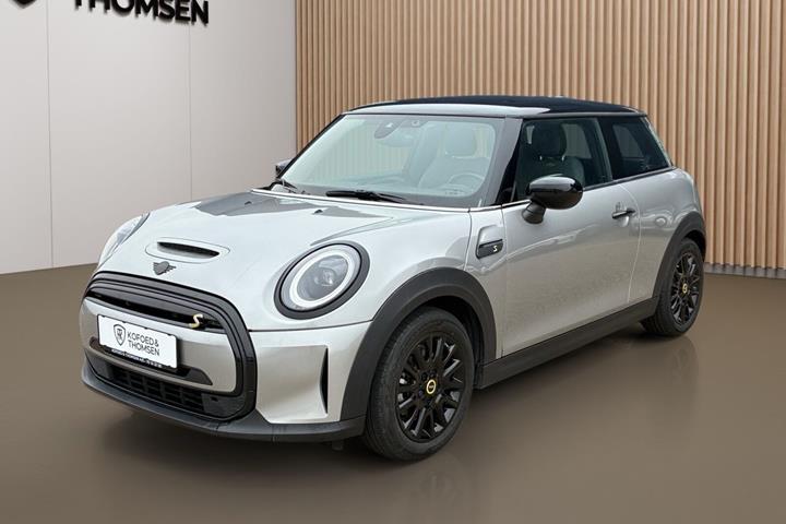Sølv Mini Cooper fra 2023 set udefra