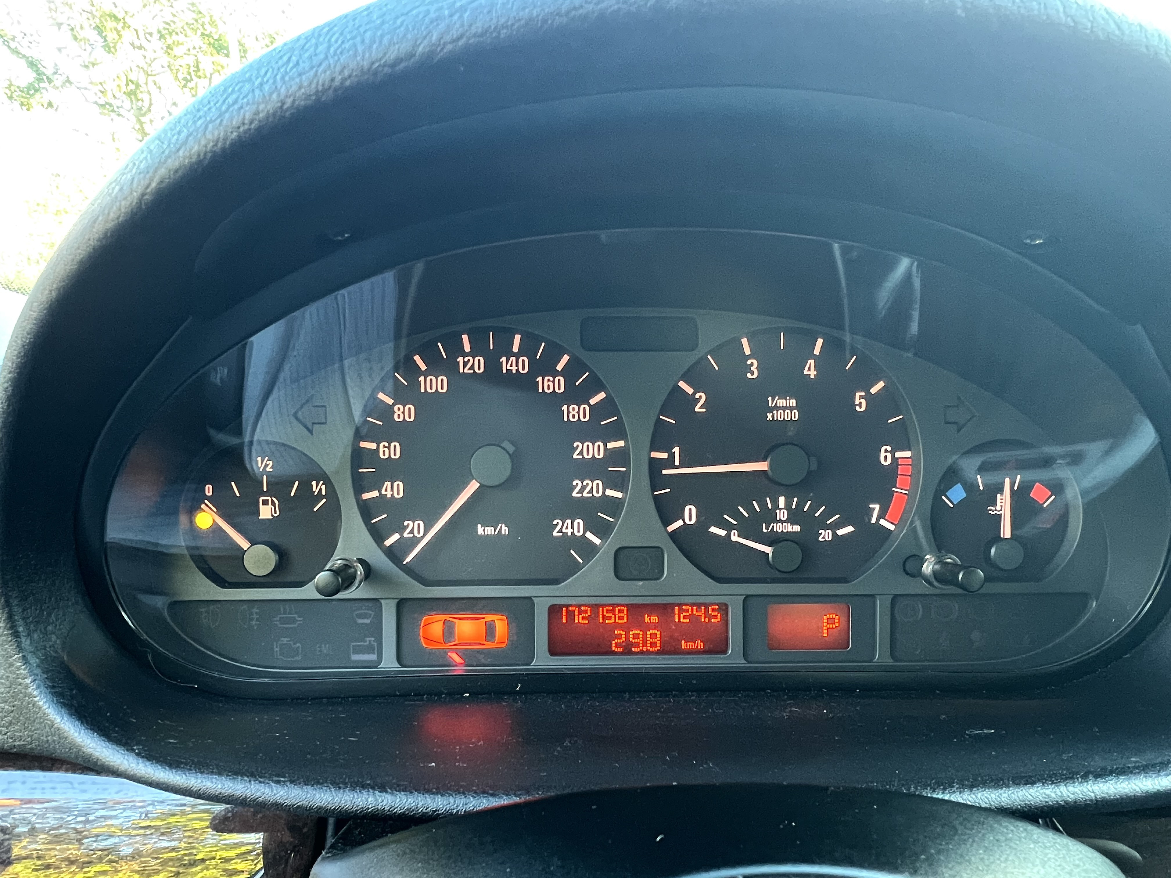 Sølv BMW 316 fra 2000