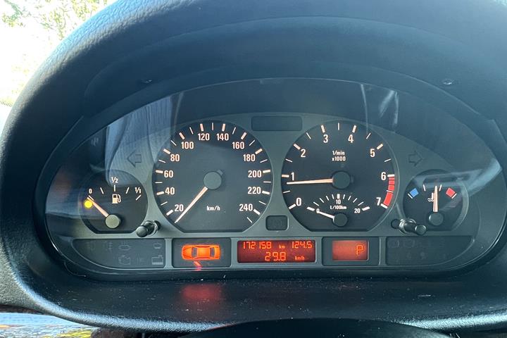 Sølv BMW 316 fra 2000