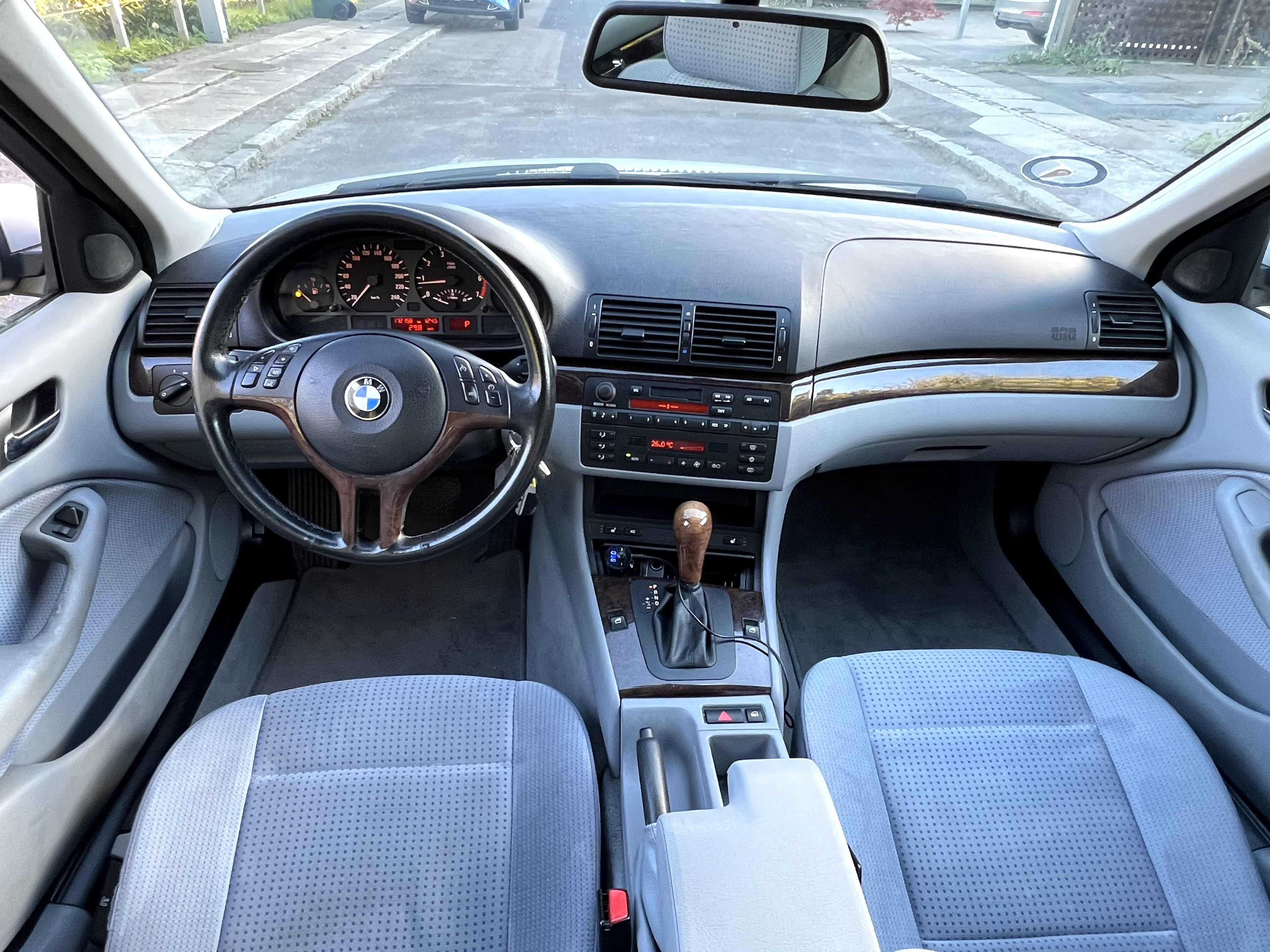 Sølv BMW 316 fra 2000