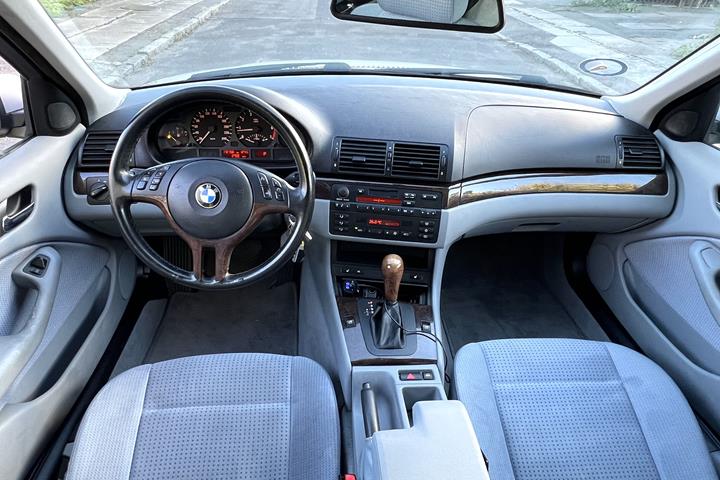 Sølv BMW 316 fra 2000
