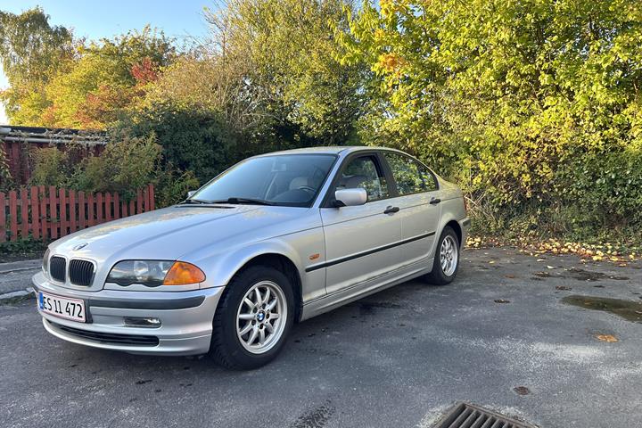 Sølv BMW 316 fra 2000