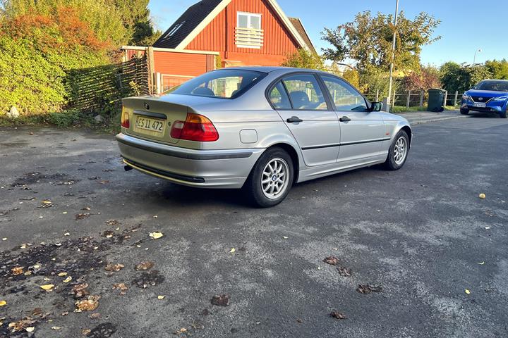Sølv BMW 316 fra 2000