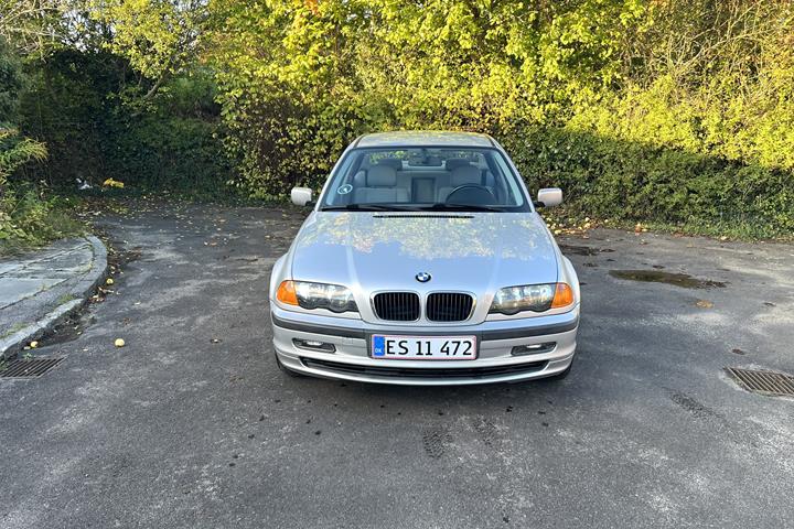 Sølv BMW 316 fra 2000