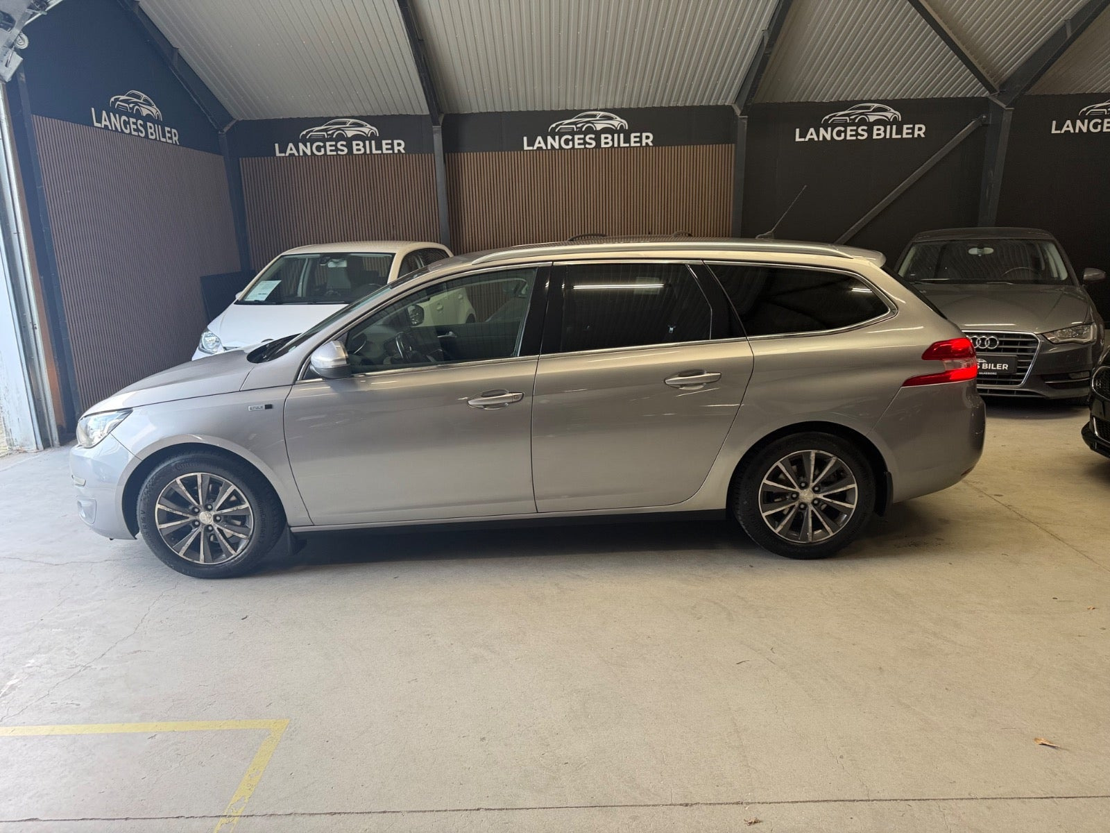Grå Peugeot 308 fra 2015