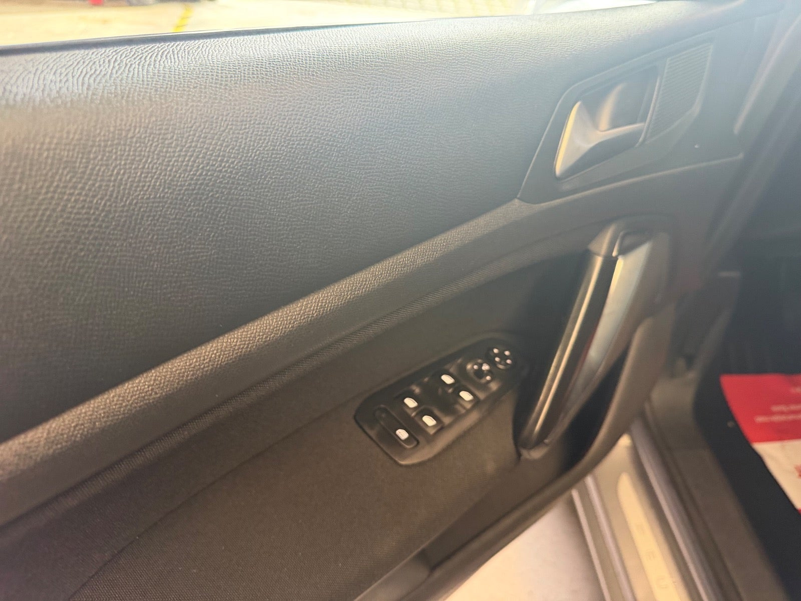 Grå Peugeot 308 fra 2015