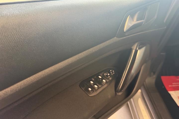 Grå Peugeot 308 fra 2015