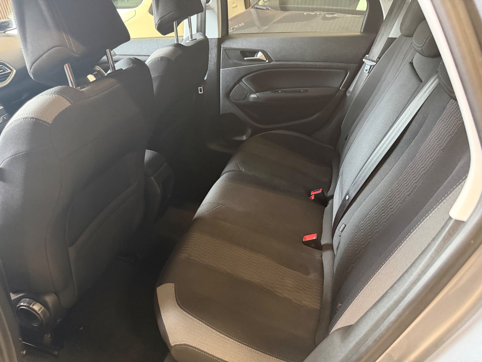 Grå Peugeot 308 fra 2015