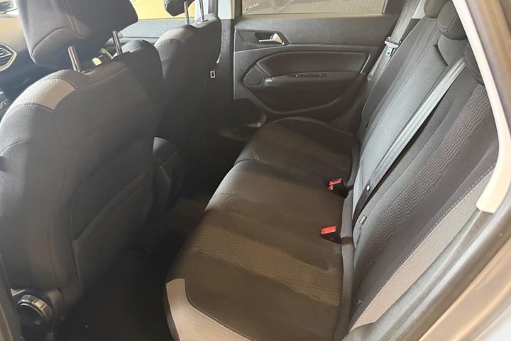 Grå Peugeot 308 fra 2015