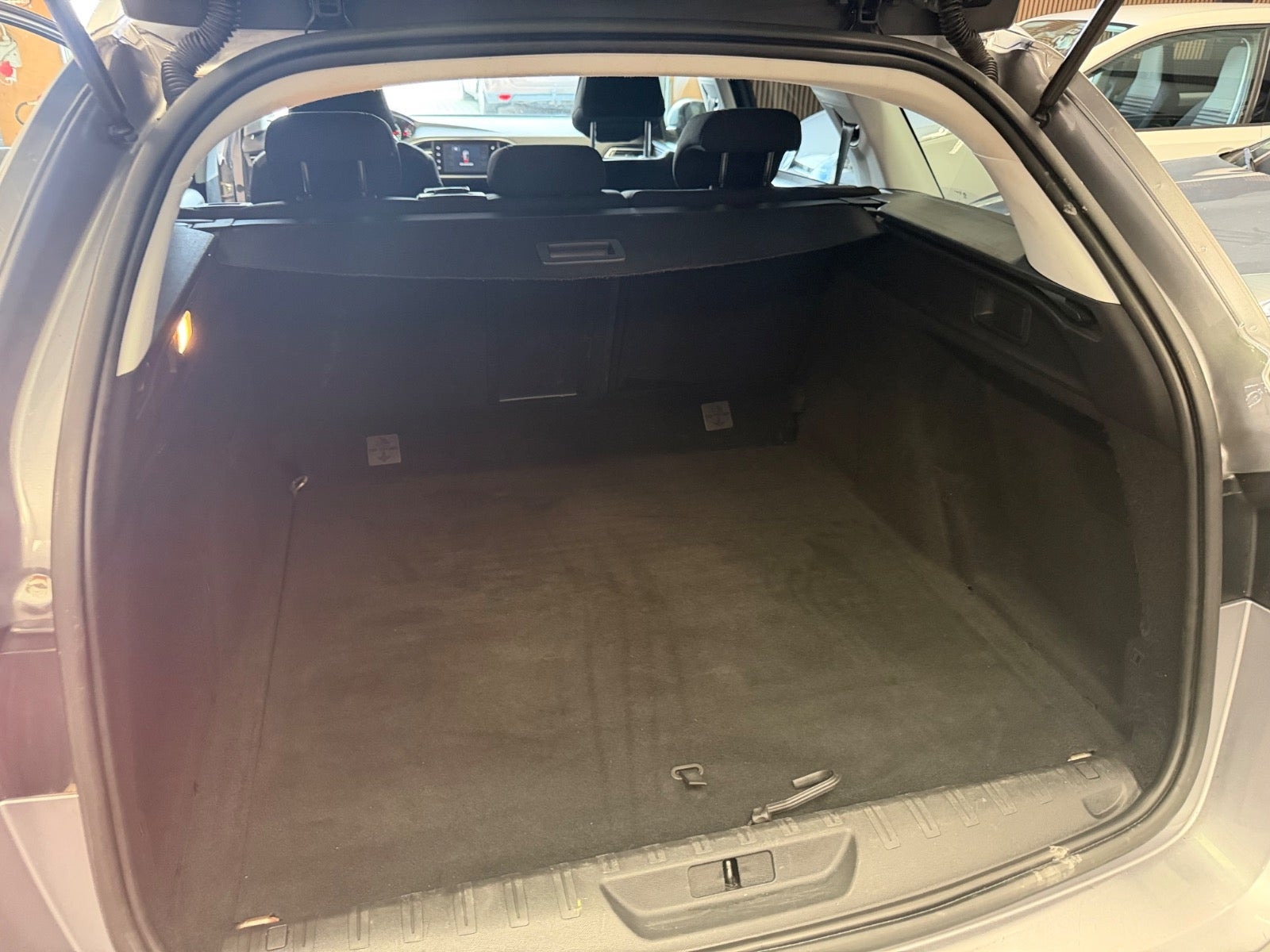 Grå Peugeot 308 fra 2015