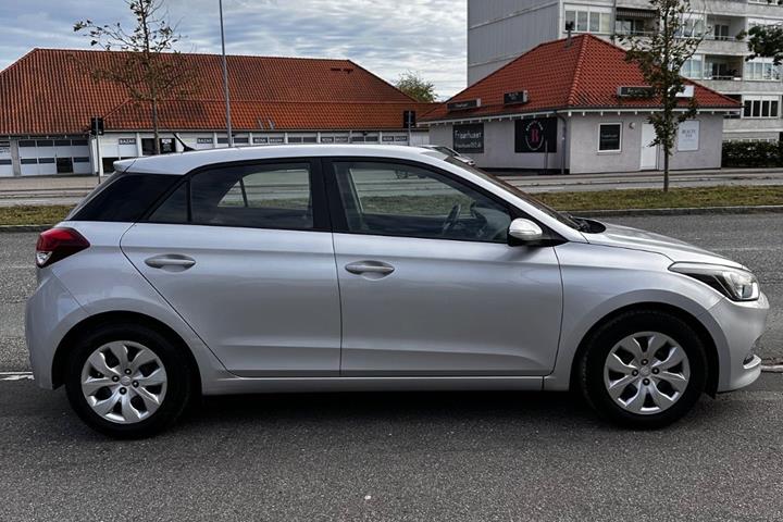 Sølv Hyundai i20 fra 2016
