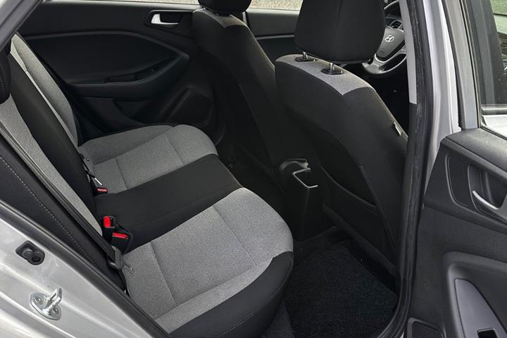 Sølv Hyundai i20 fra 2016