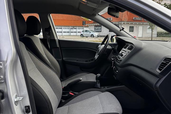 Sølv Hyundai i20 fra 2016