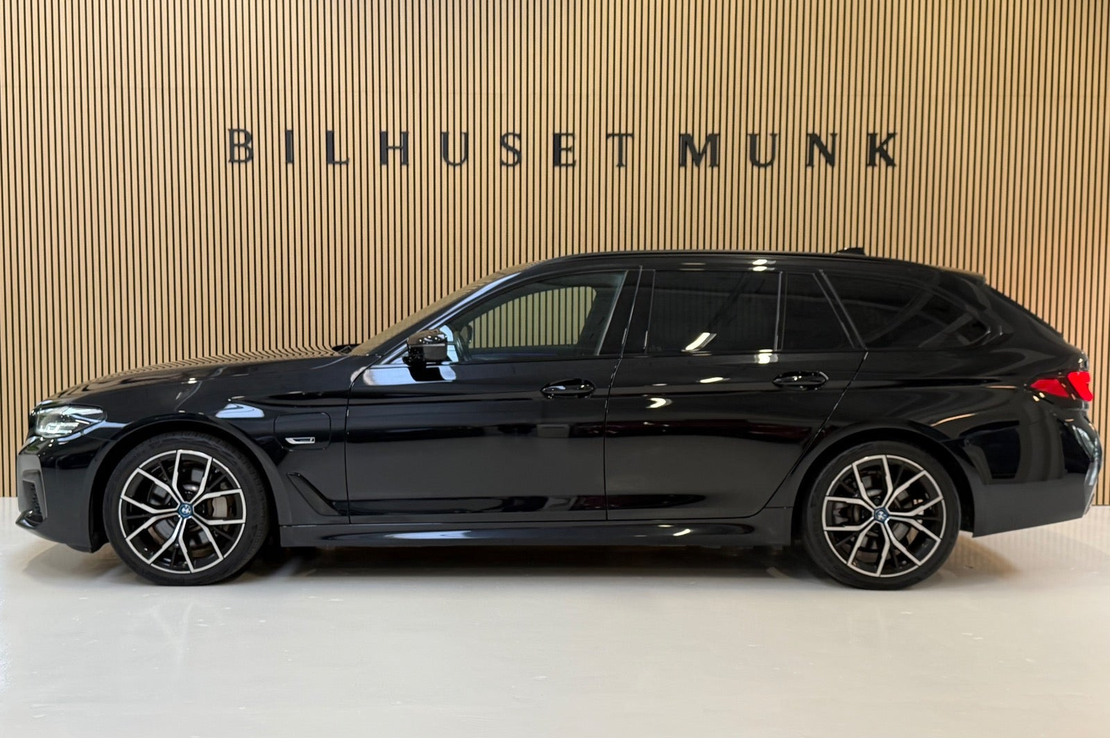 Sort BMW 530e fra 2022