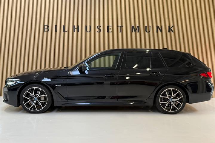 Sort BMW 530e fra 2022