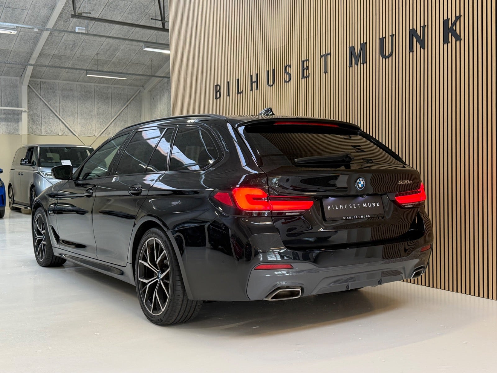 Sort BMW 530e fra 2022