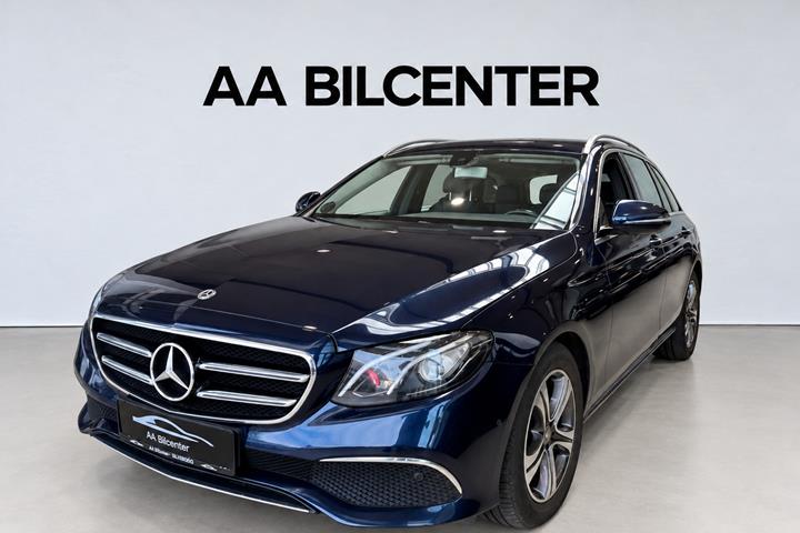 Blå Mercedes E220 d fra 2019 set udefra