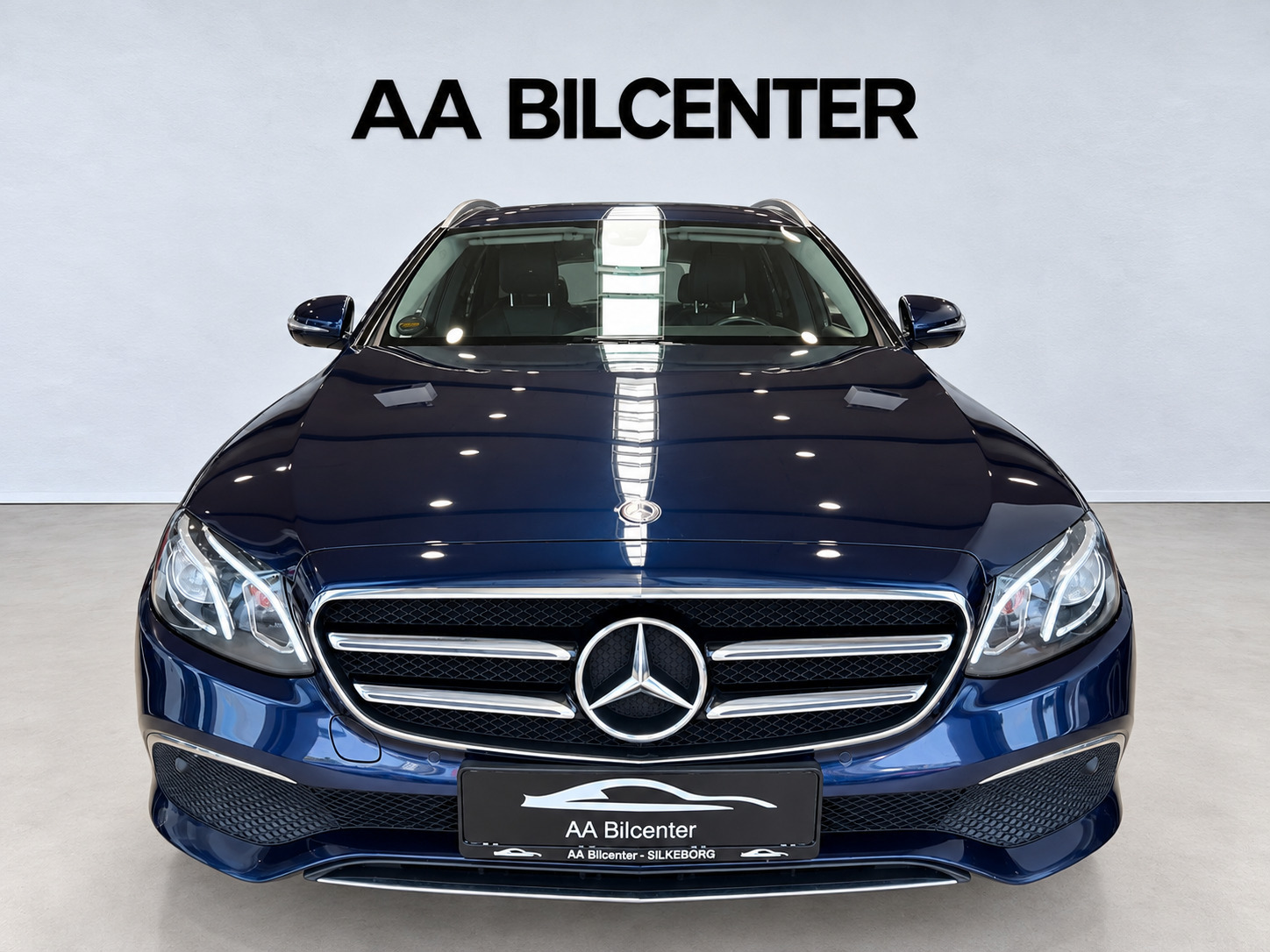 Blå Mercedes E220 d fra 2019