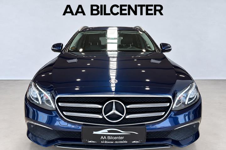 Blå Mercedes E220 d fra 2019