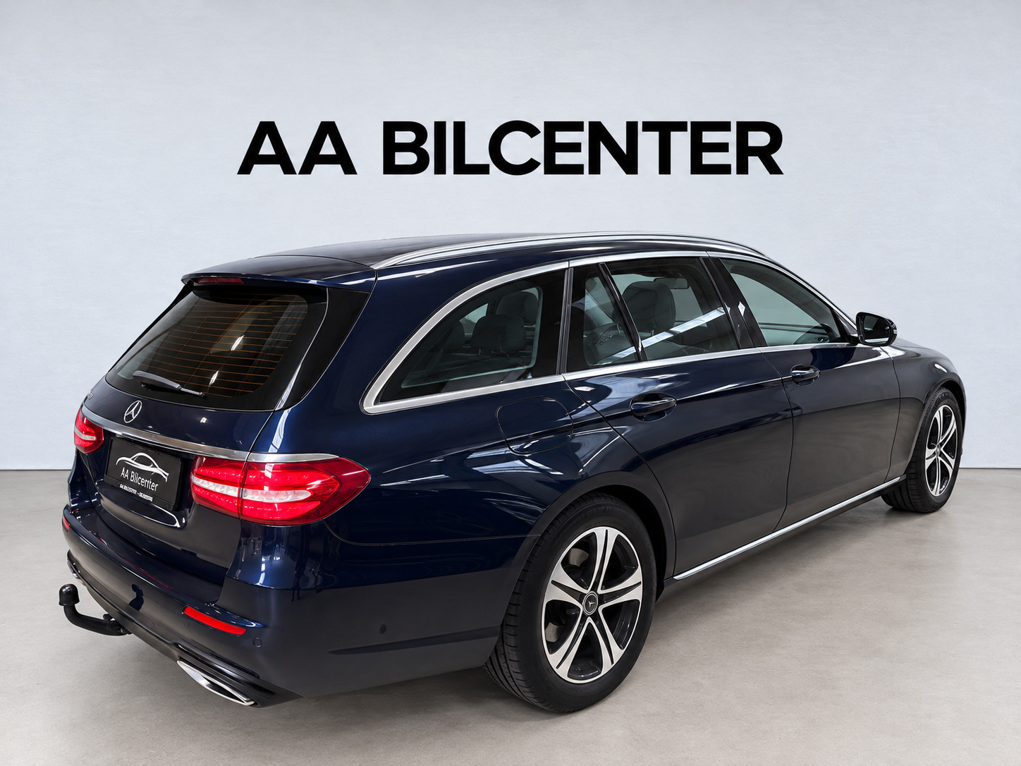 Blå Mercedes E220 d fra 2019