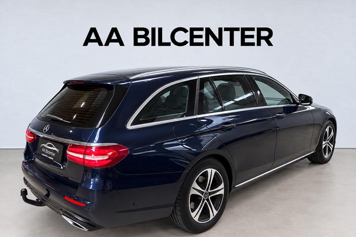 Blå Mercedes E220 d fra 2019