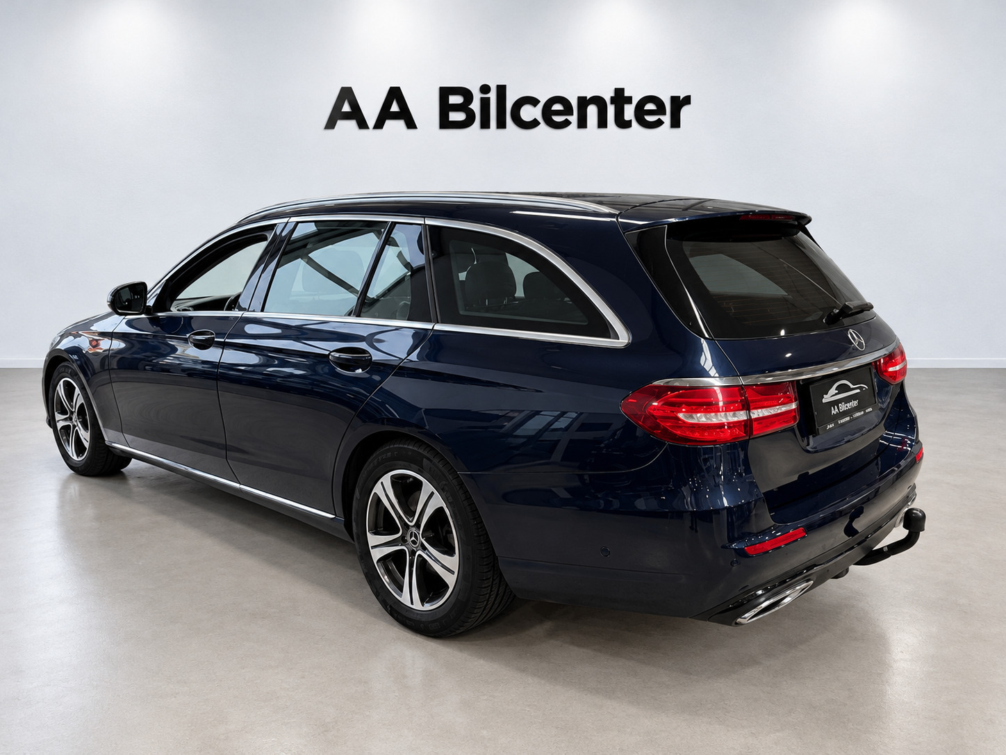 Blå Mercedes E220 d fra 2019