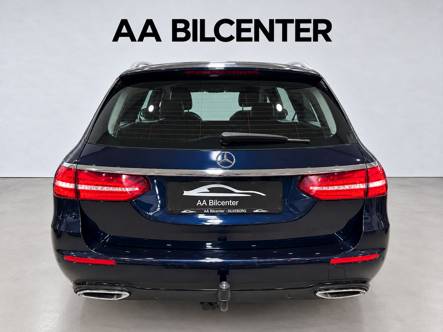 Blå Mercedes E220 d fra 2019