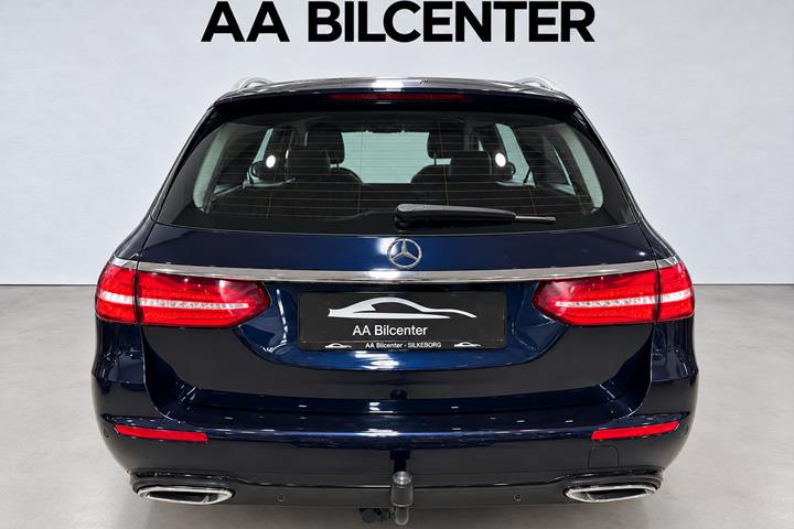 Blå Mercedes E220 d fra 2019