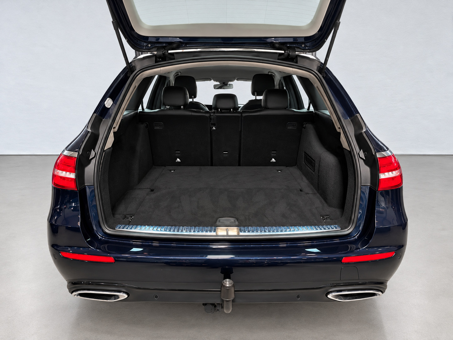Blå Mercedes E220 d fra 2019