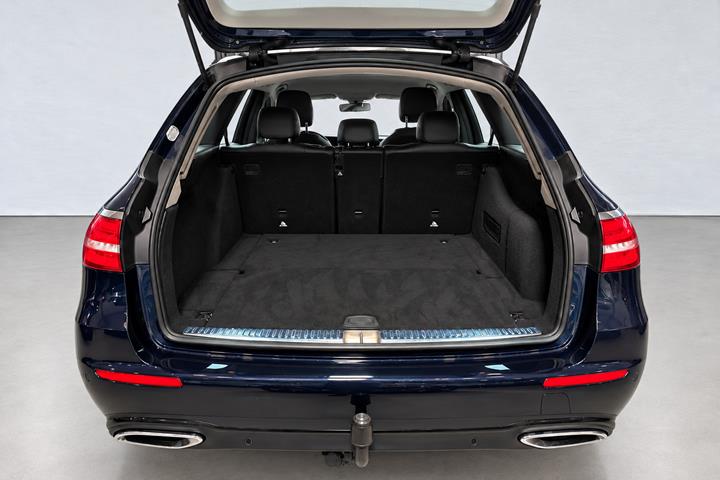 Blå Mercedes E220 d fra 2019