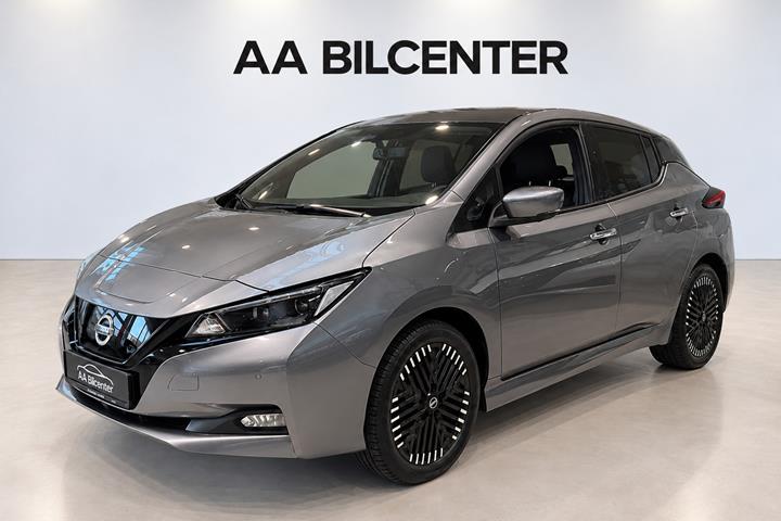 Grå Nissan Leaf fra 2022 set udefra
