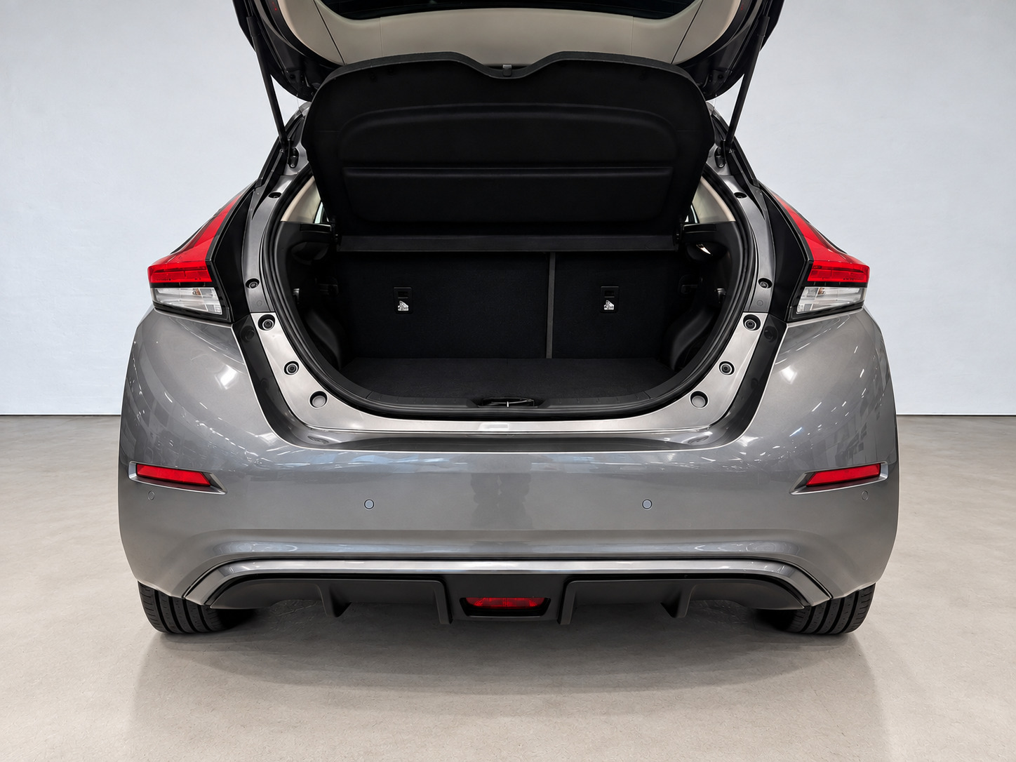 Grå Nissan Leaf fra 2022