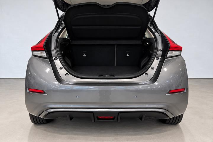 Grå Nissan Leaf fra 2022