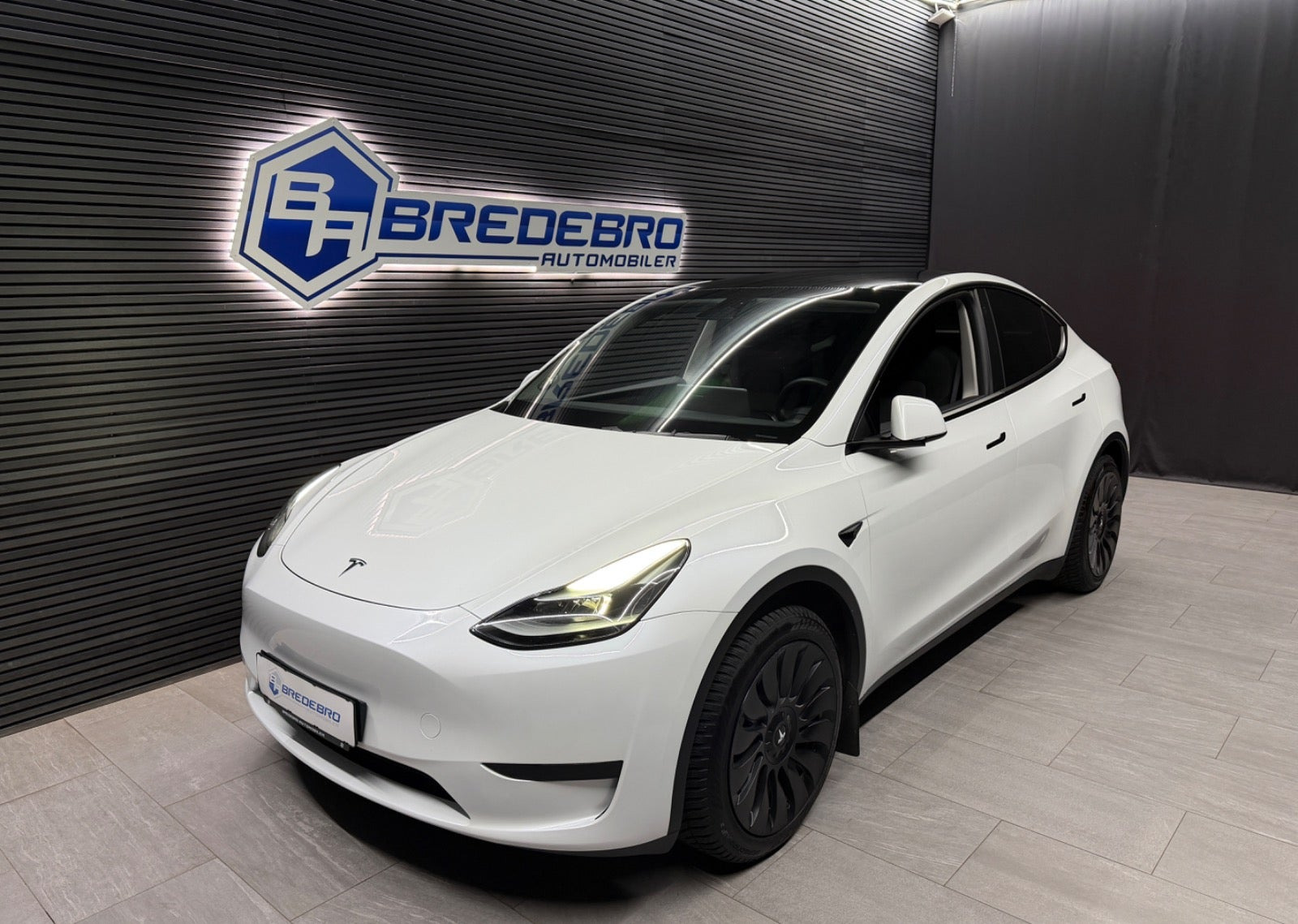 Hvid Tesla Model Y fra 2024