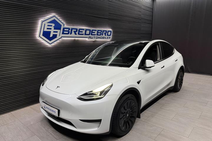 Hvid Tesla Model Y fra 2024