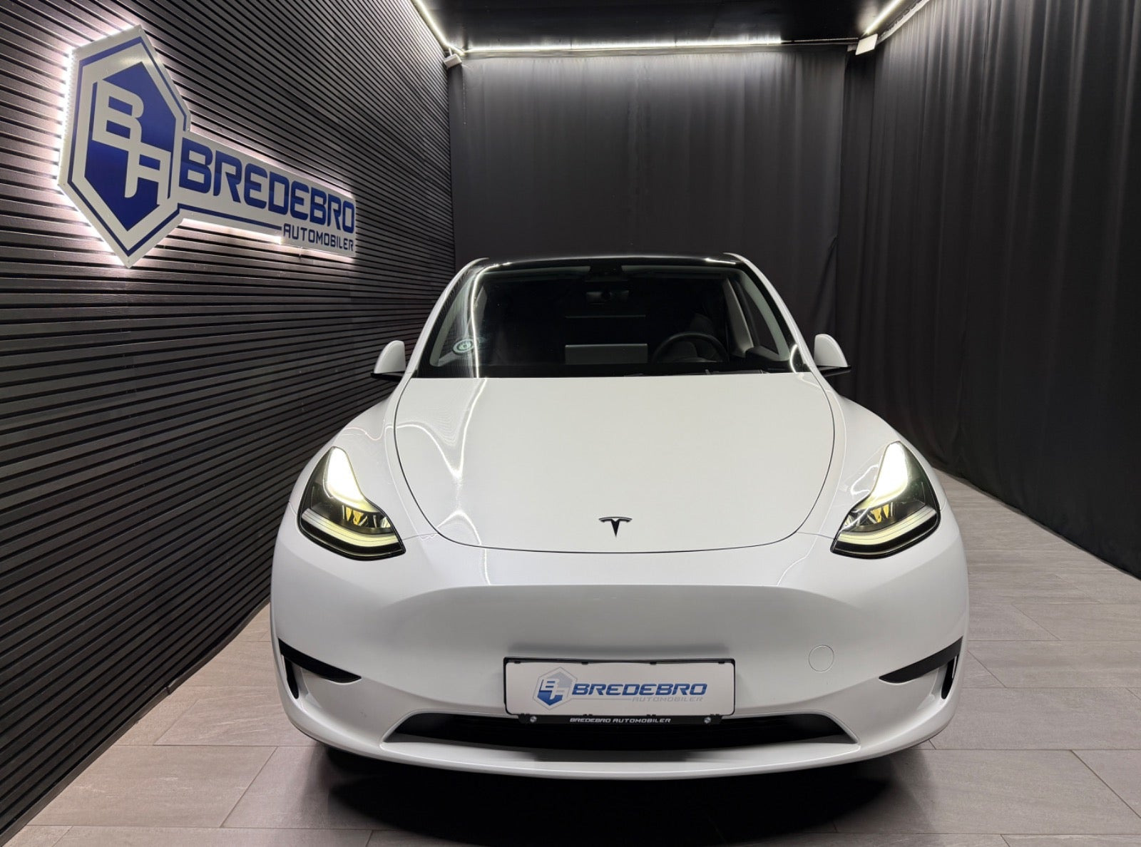 Hvid Tesla Model Y fra 2024