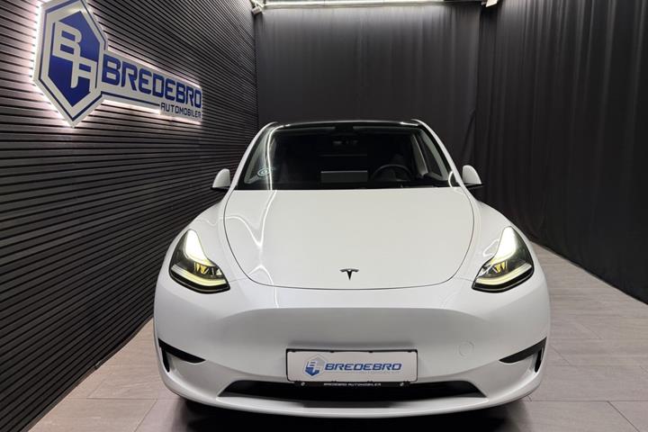 Hvid Tesla Model Y fra 2024