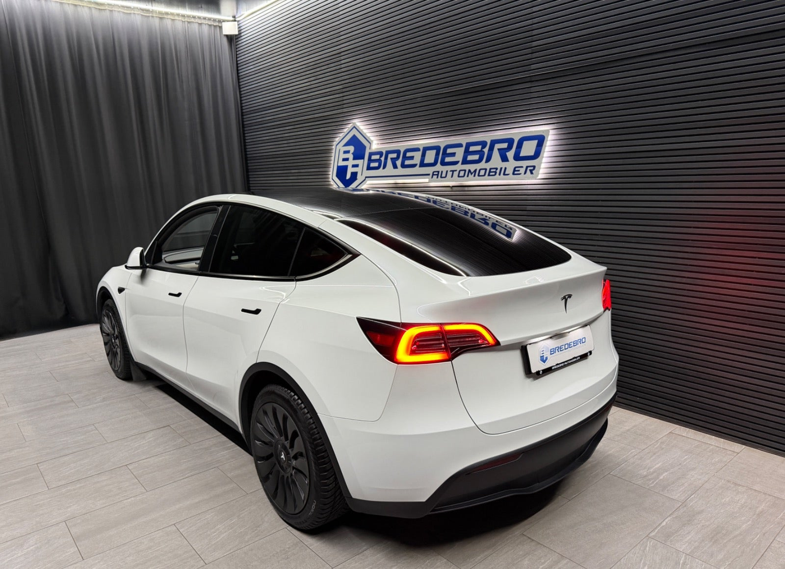 Hvid Tesla Model Y fra 2024