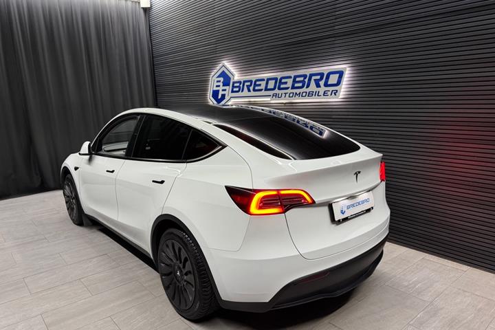 Hvid Tesla Model Y fra 2024
