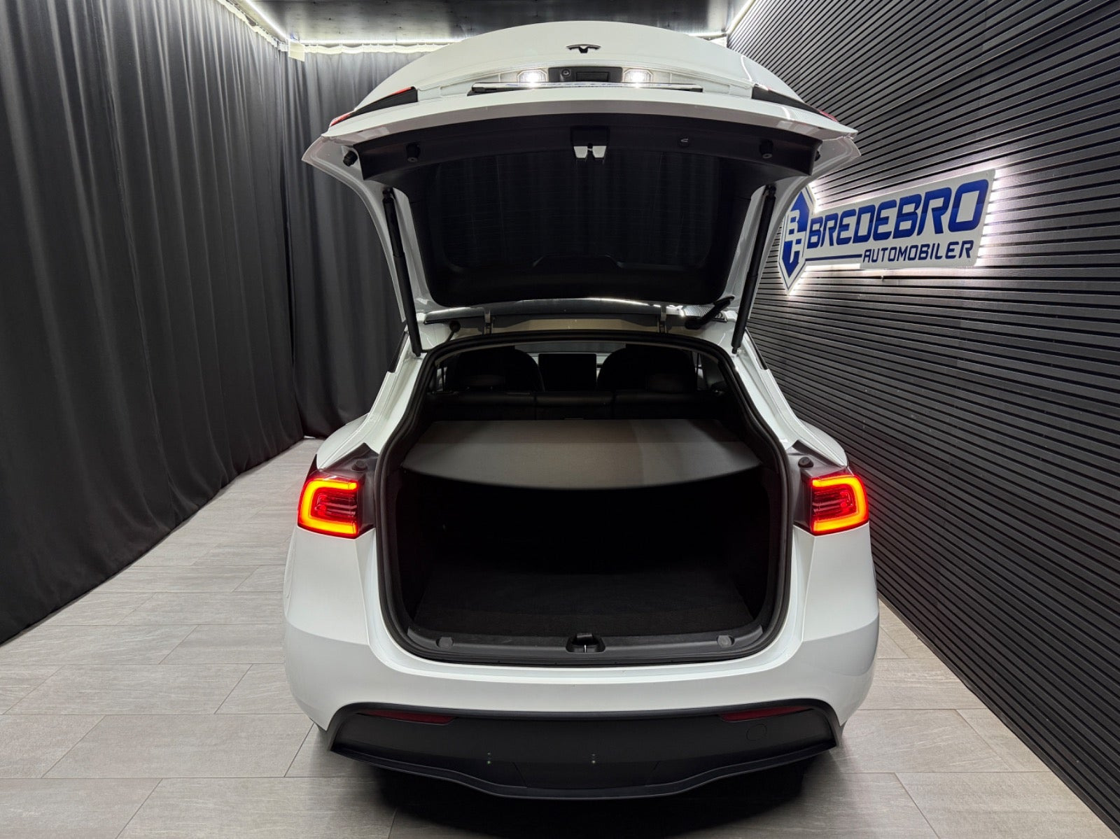 Hvid Tesla Model Y fra 2024