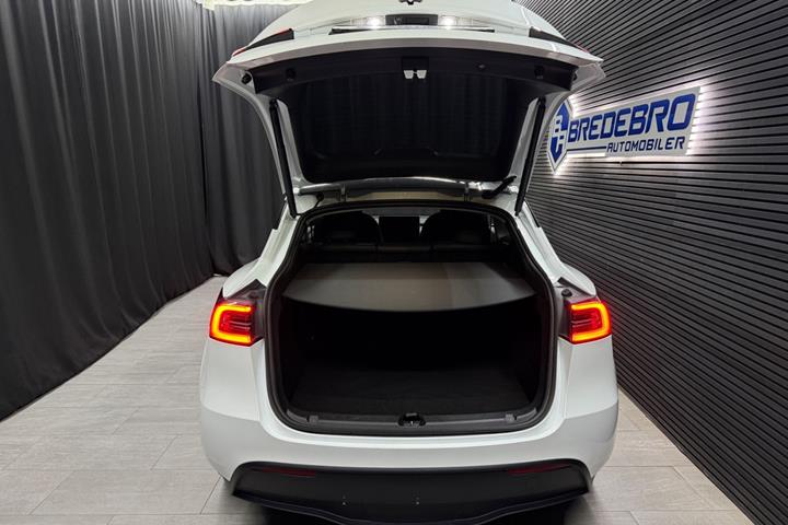 Hvid Tesla Model Y fra 2024