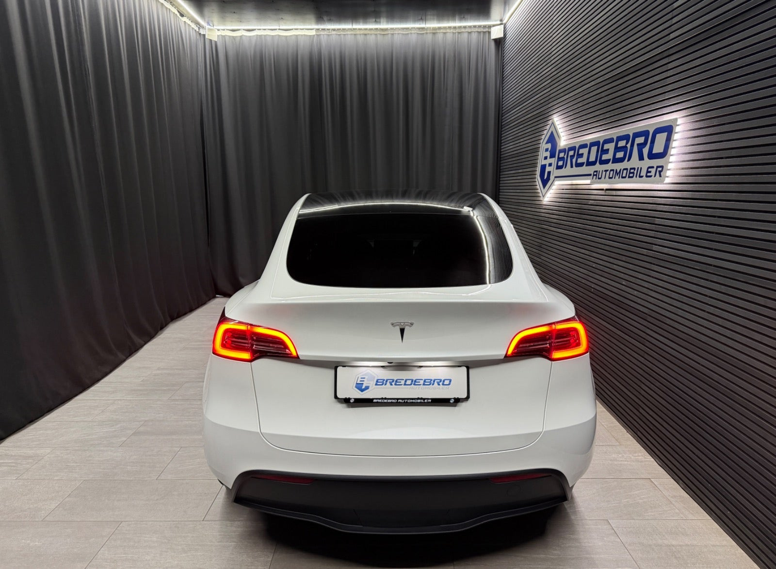 Hvid Tesla Model Y fra 2024