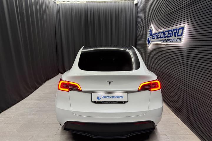 Hvid Tesla Model Y fra 2024